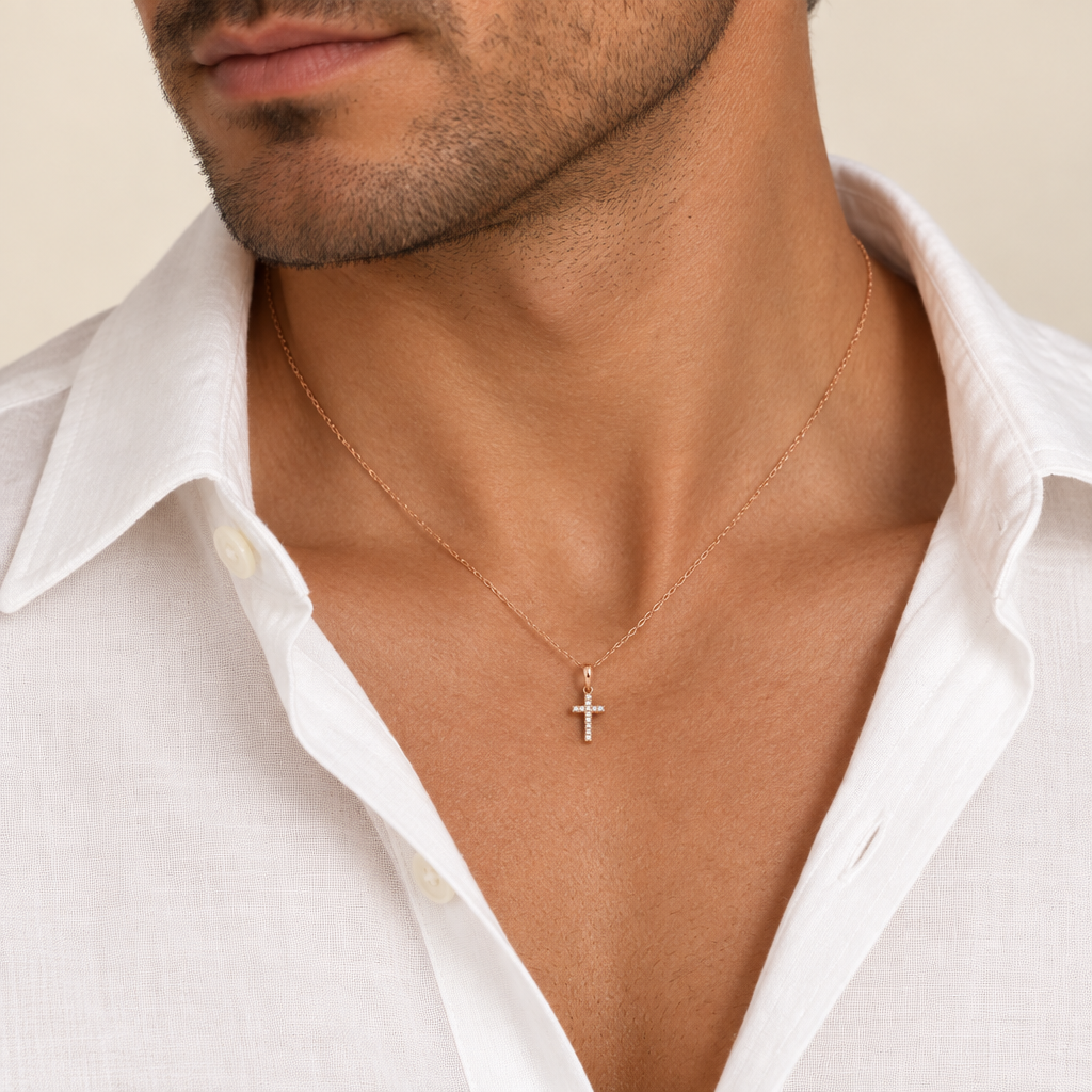 Croce microfusa con zirconi double face oro rosa 18kt 0,75x1,2cm indossato