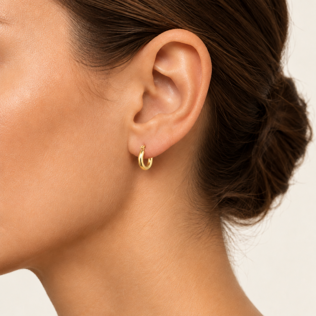 Orecchini a cerchio canna tonda 3mm oro giallo 18kt Ø 0,8cm indossato