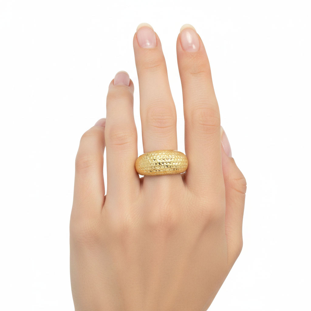 Mano donna con anello dome martellato