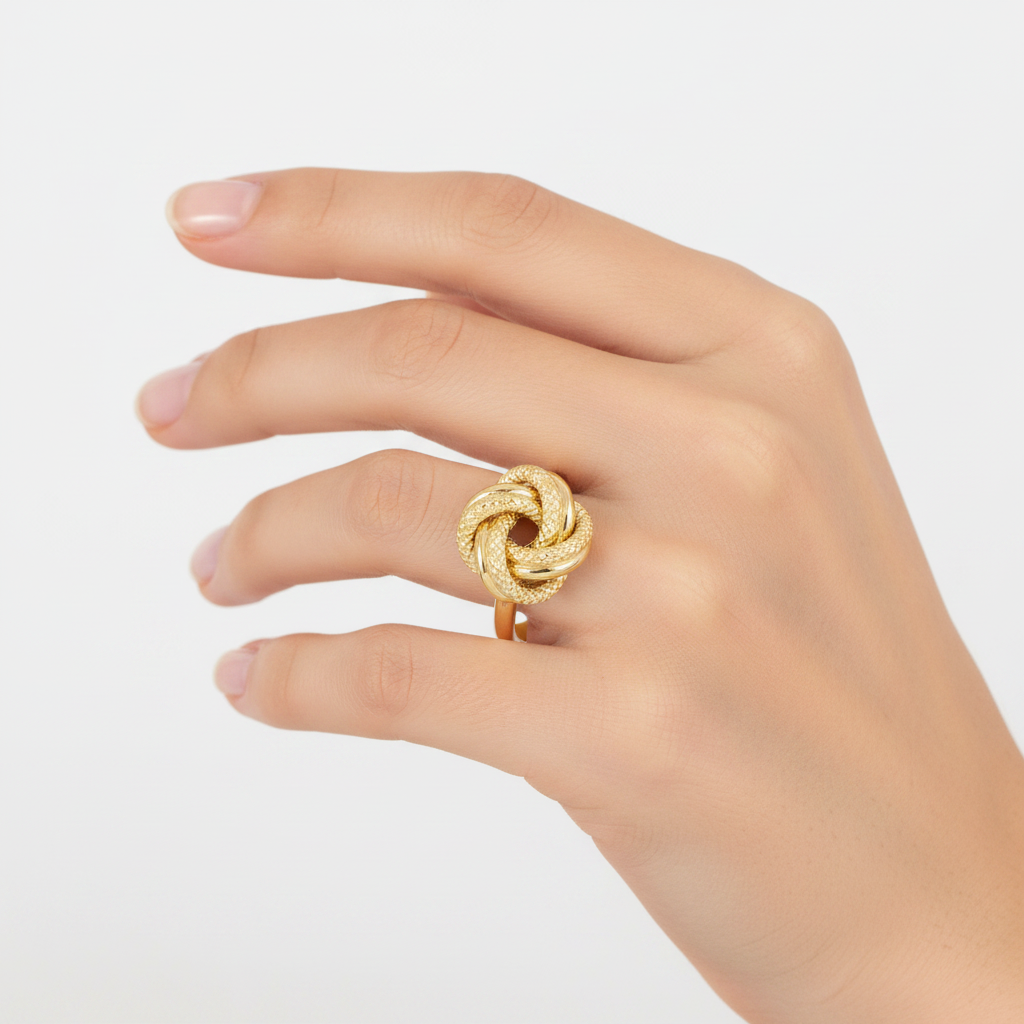 Mano donna con anello nodo oro