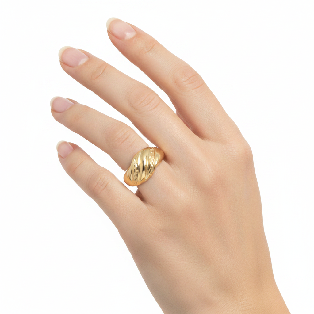 Mano donna con anello oro