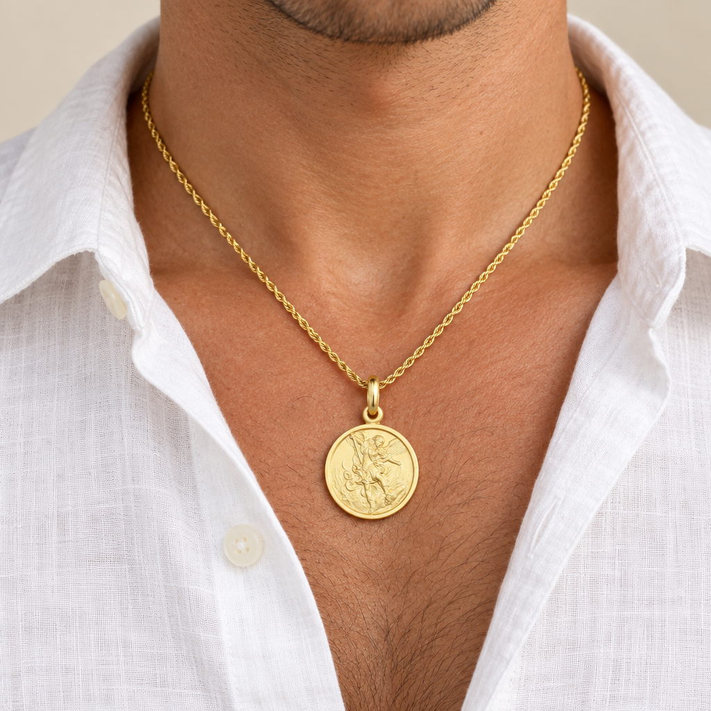 Medaglia San Michele Arcangelo mis. 3 oro giallo 18kt indossata con catena fune