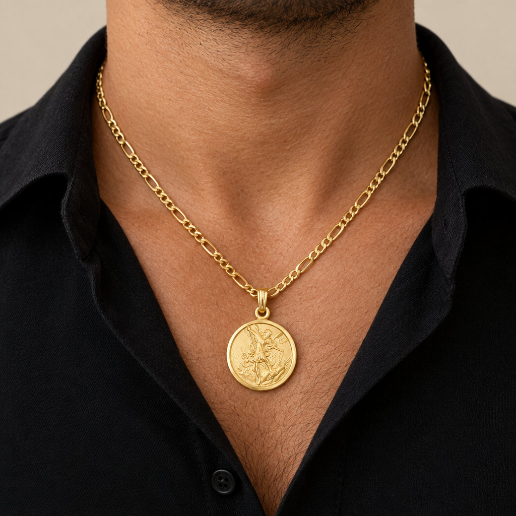 Medaglia San Michele Arcangelo mis. 4 oro giallo 18kt indossata con catena figaro